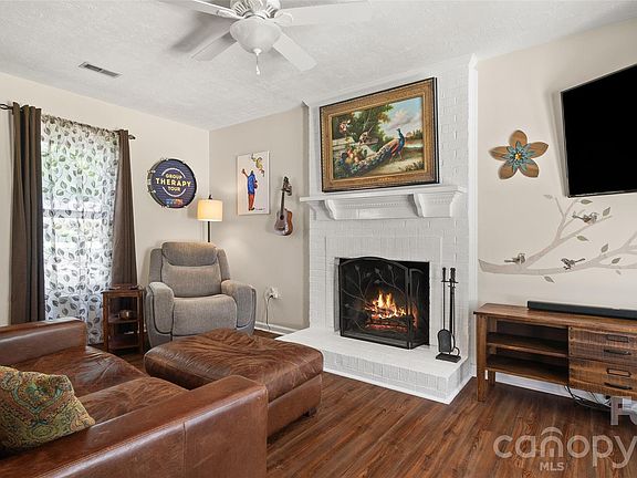 3rd image of 9126 Essen Ln