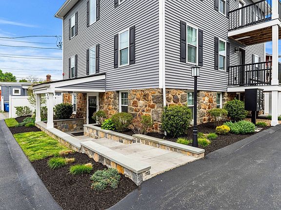3rd image of 4 Wakefield Ave APT 4