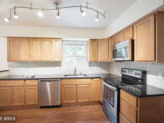 2nd image of 11919 Oakwood Dr