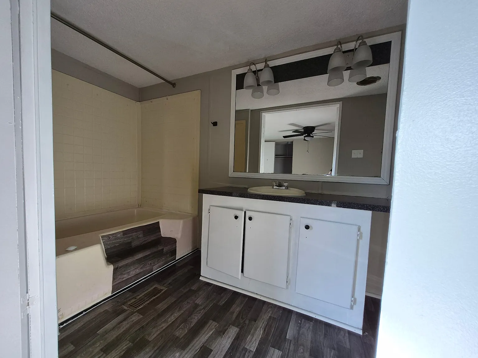 3 bed, $895 — Photo 3