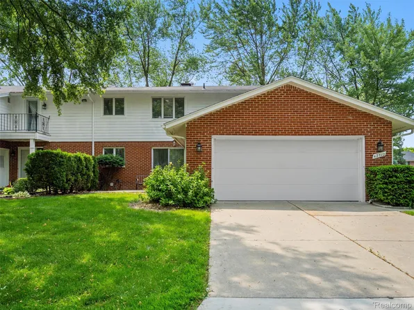42712 Elizabeth Cir, Clinton Township, MI 48038