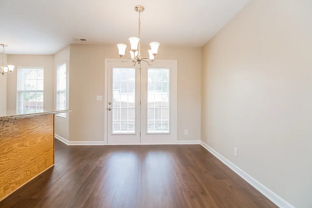5 bed, 2.5 bath, 2084 sqft, $2,455 — Photo 4