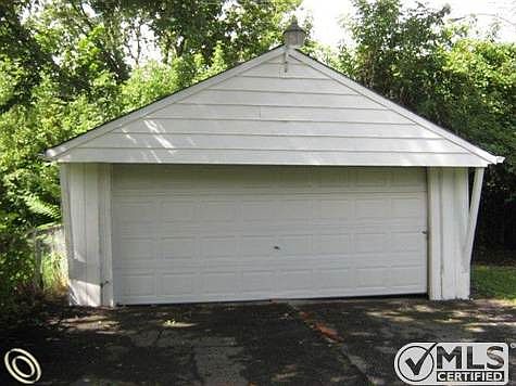 261-611448 Garage.JPG