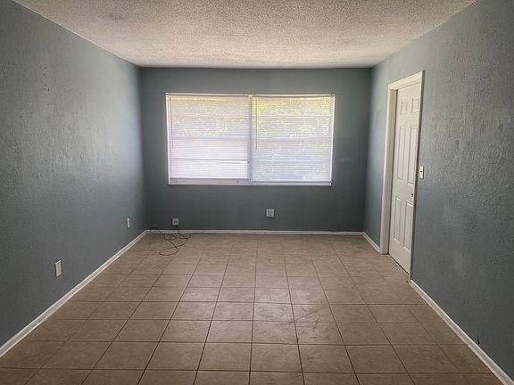 3rd image of 656 Williamsburg Dr APT 3