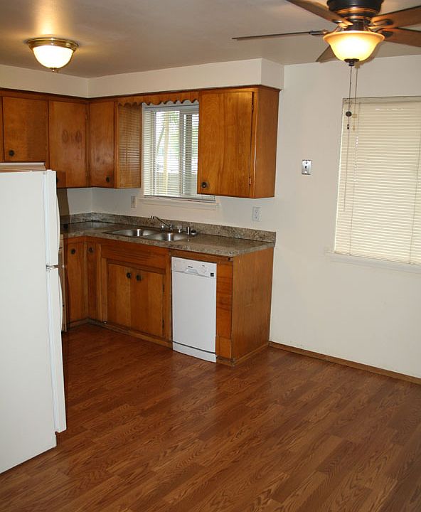 1st image of 824 3rd St NE APT 1