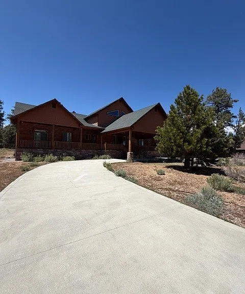 1099 Heritage Trl — Photo 1