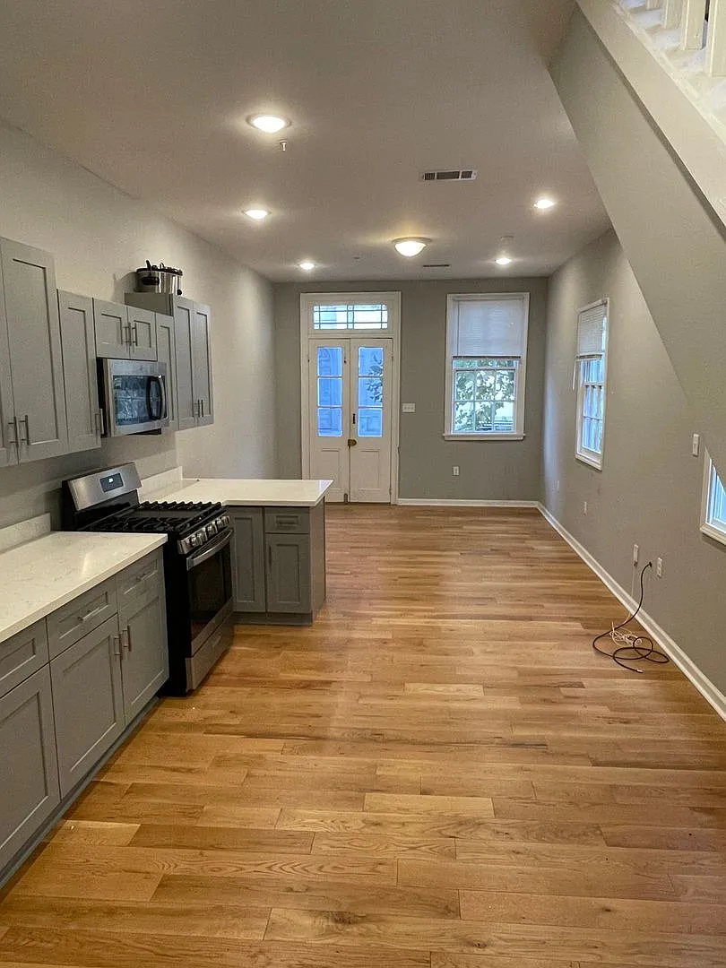 2322 Burgundy Street — Photo 3