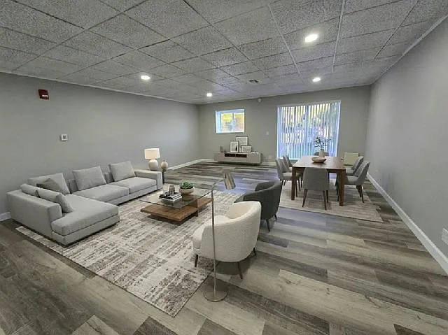 3 bed, 2.0 bath, 2800 sqft, $2,075 — Photo 3