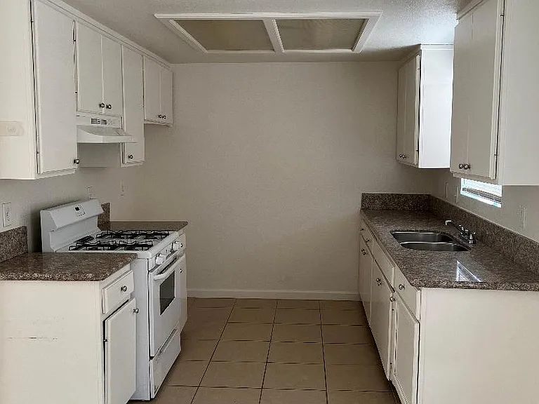 575 Sioux Dr #D — Photo 3