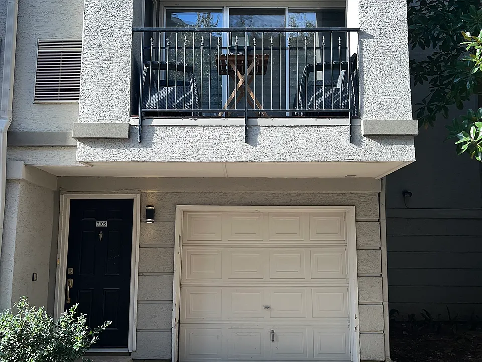 2201 Wolf St #7105