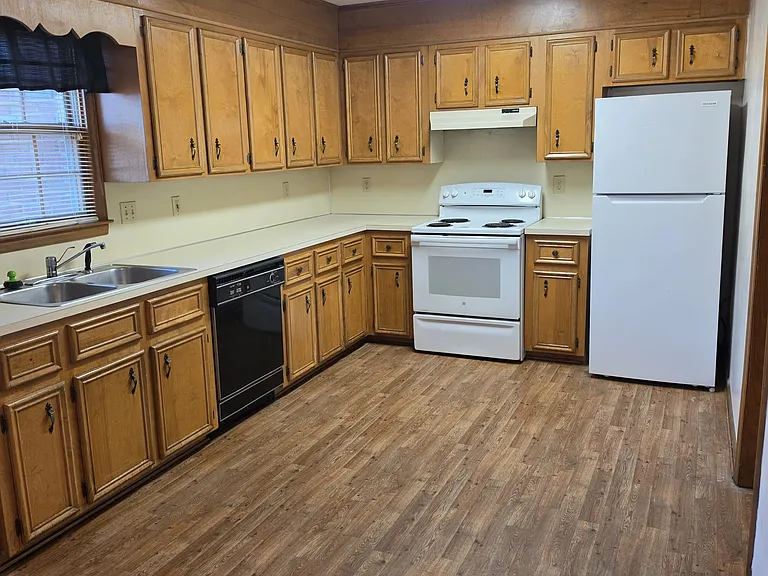 180 Glenwood Dr — Photo 7
