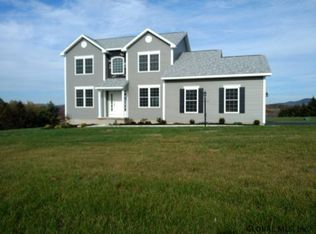 18 Parkridge Dr, East Greenbush, NY 12061
