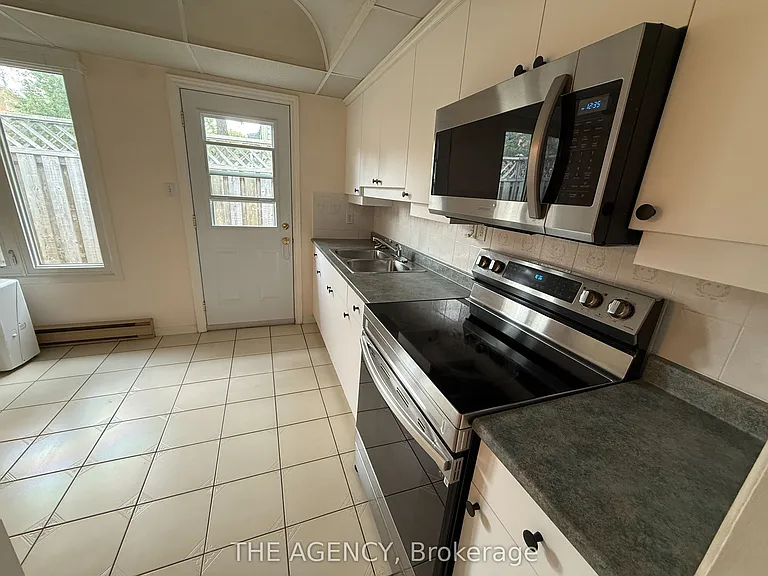 323 Waratah Ave — Photo 15