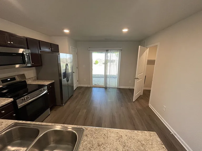1028 Peony Ln — Photo 5