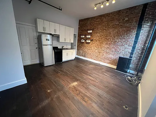 Rented by Delmark Realty LLC | media 12