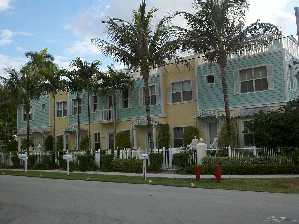 Front of all 5 townhomes