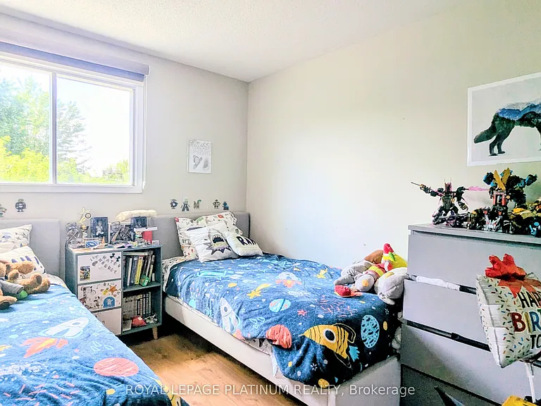 630 Pinerow Cres — Photo 10