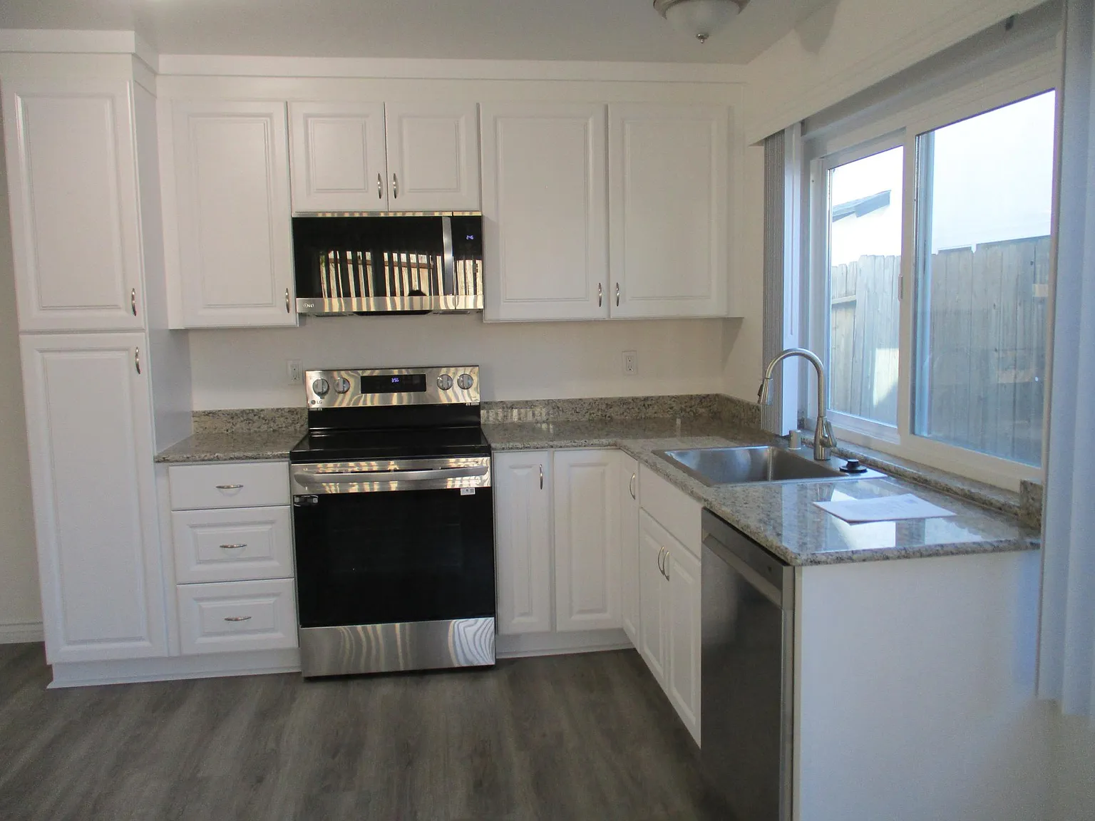 3 bed, 1160 sqft, $3,500 — Photo 3