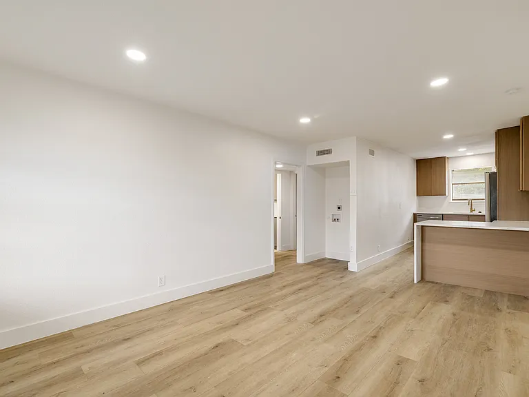Carolina Apartments — Photo 9