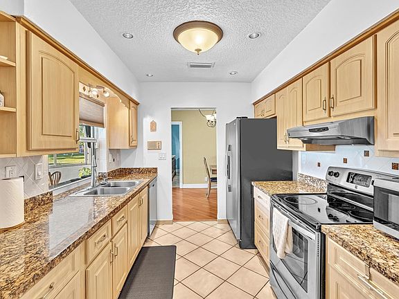 5th image of 7102 NW 93rd Avenue