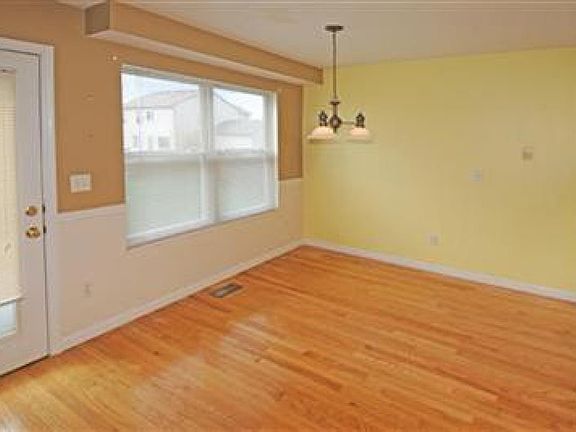 5th image of 994 Grandstone Ct