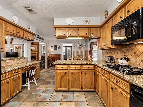 4th image of 113 W Larkspur Dr