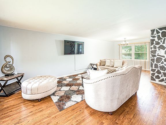 3rd image of 15240 Irving Ave S