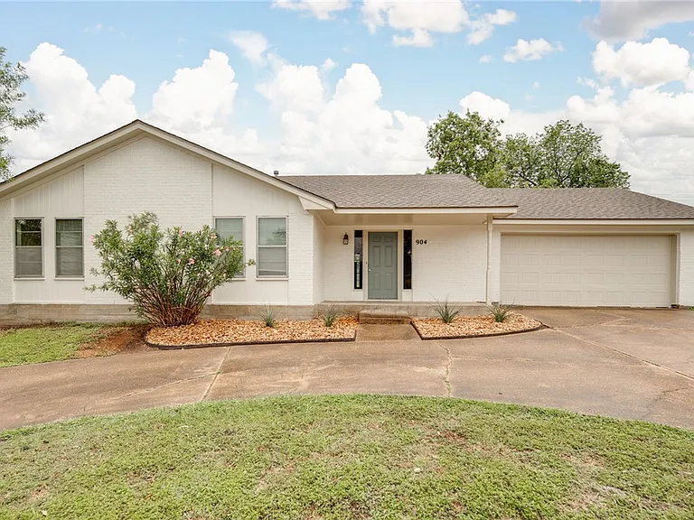 904 Holleman Dr — Photo 1