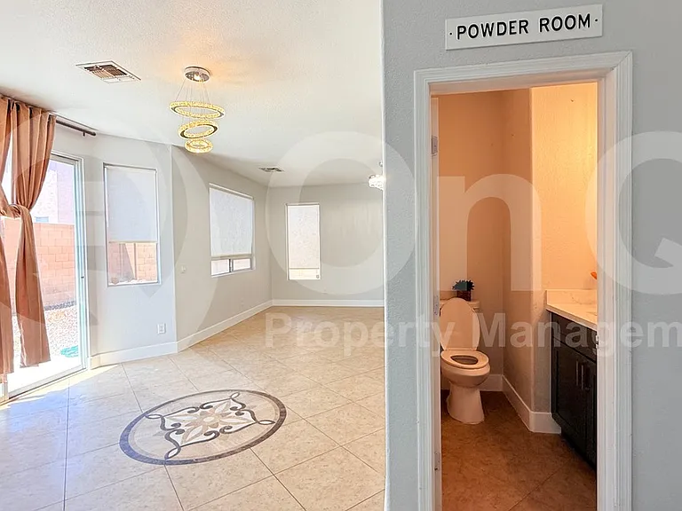 1103 E Grove St — Photo 7