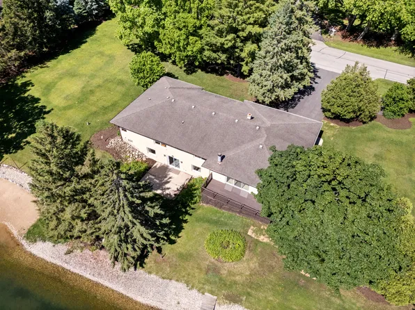 2720 N Bayview Ln, McHenry, IL 60051