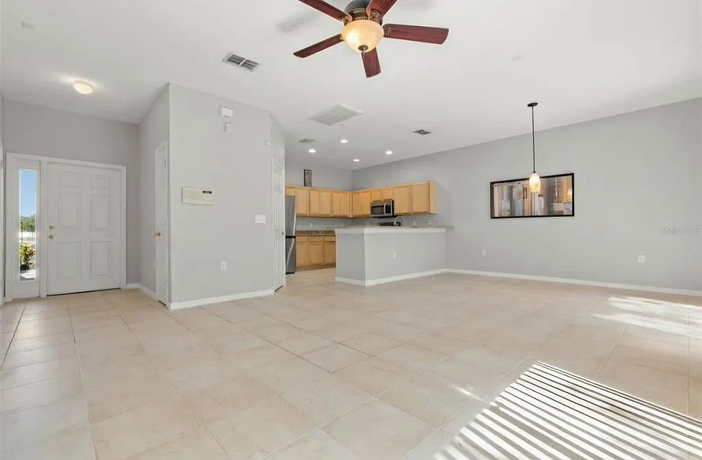 3 bed, 2.5 bath, 1665 sqft, $2,100 — Photo 4
