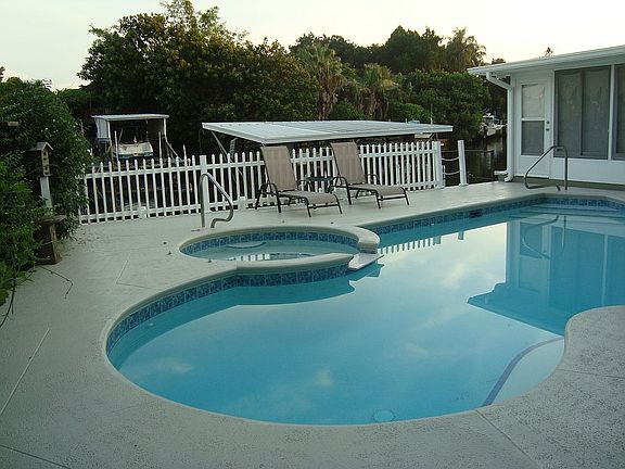 Pool and Jacuzzi 