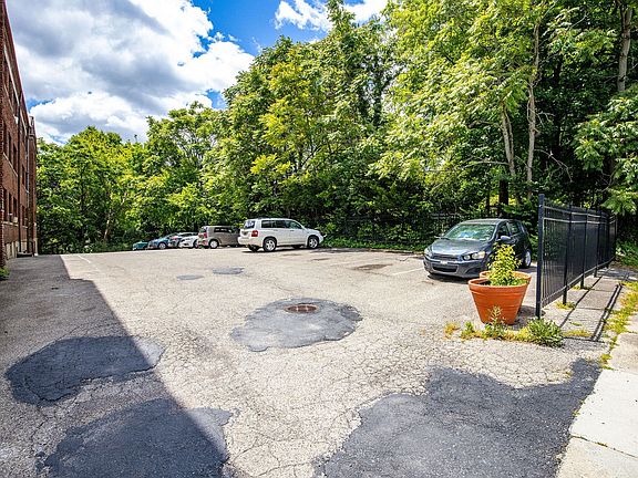 5th image of 523 Oak St APT 309