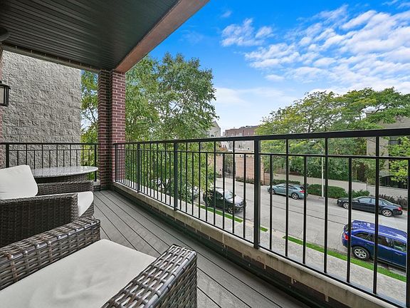 4th image of 2621 N Lakewood Ave #2