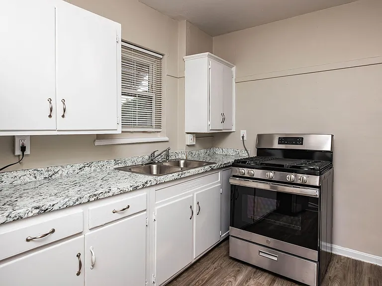 Grandin Village Apartments — Photo 5