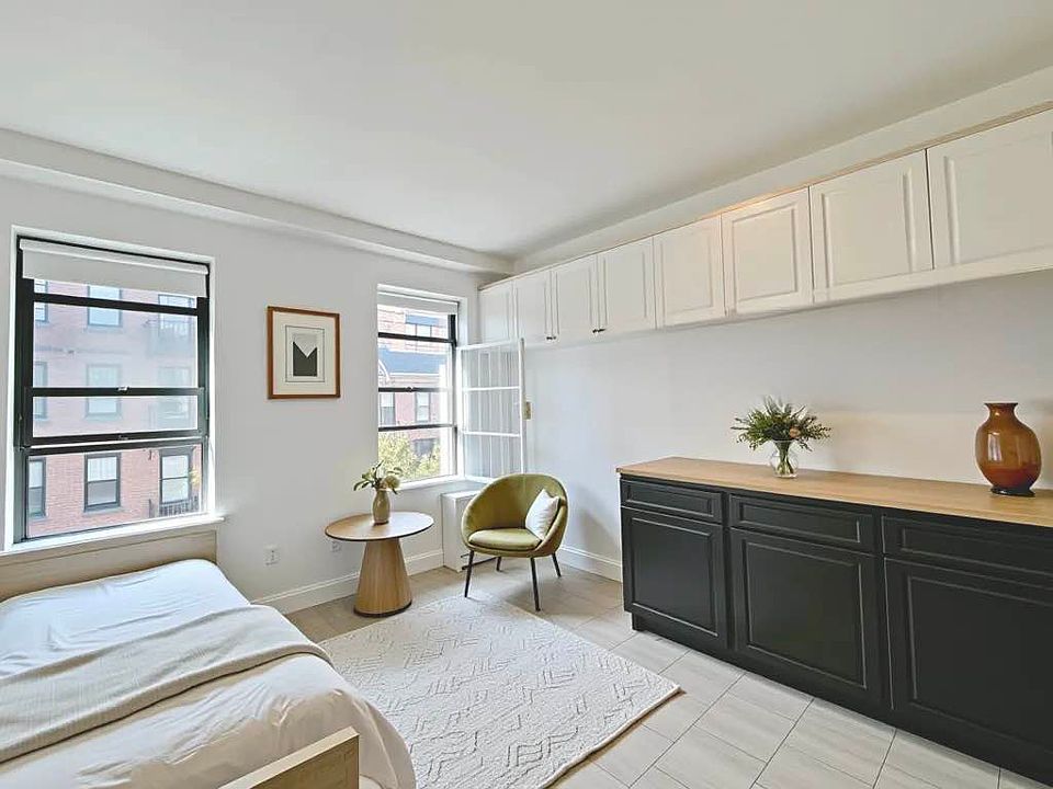 1st image of 455 W 50th St #15