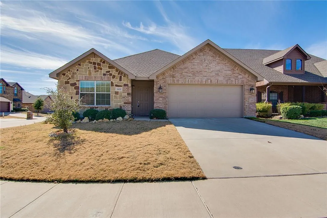 3 bed, 1921 sqft, $2,100 — Photo 1