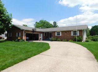 2409 Imperial Oaks Dr, Muscatine, IA 52761