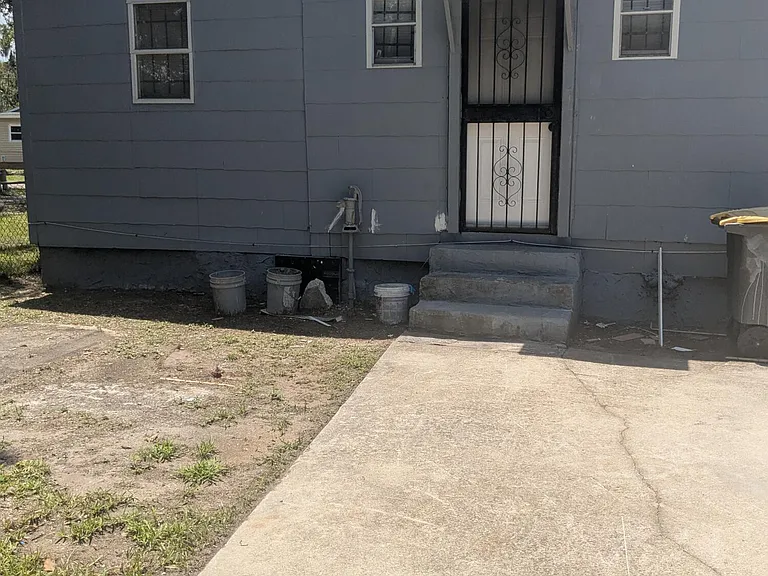 1911 W 3rd St — Photo 11