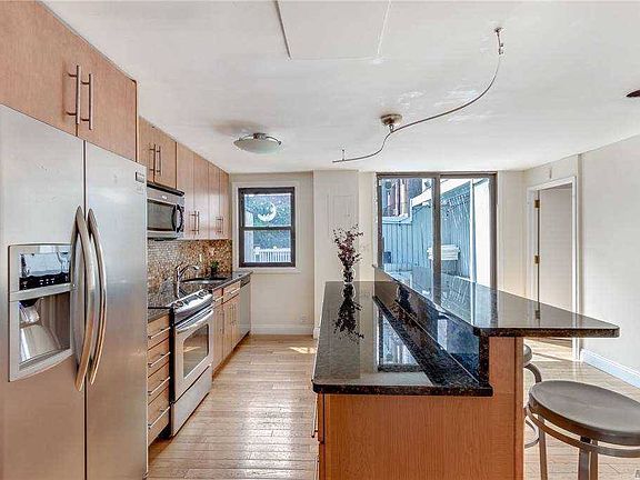 4th image of 202 E 35th St