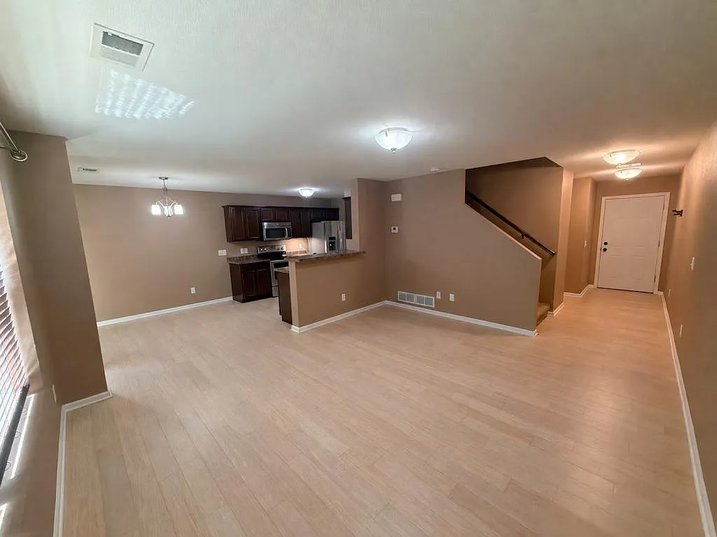 711 Weyburn Dr — Photo 2