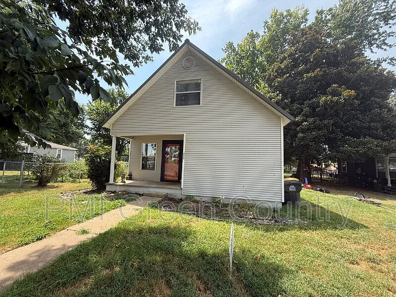 3 bed, 1.5 bath, 1484 sqft, $1,495 — Photo 2