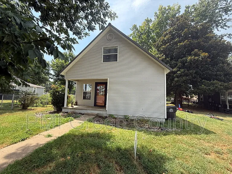 212 W Pecan St — Photo 2