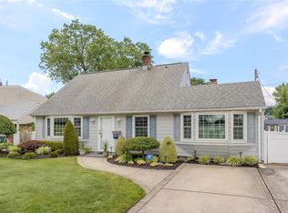 25 Chase Ln, Levittown, NY 11756