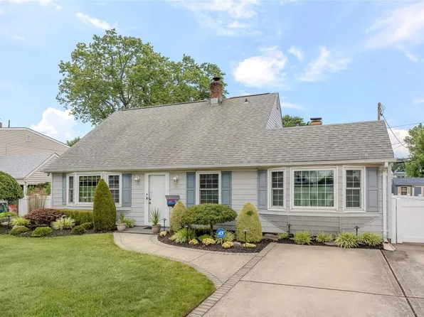 25 Chase Lane, Levittown, NY 11756