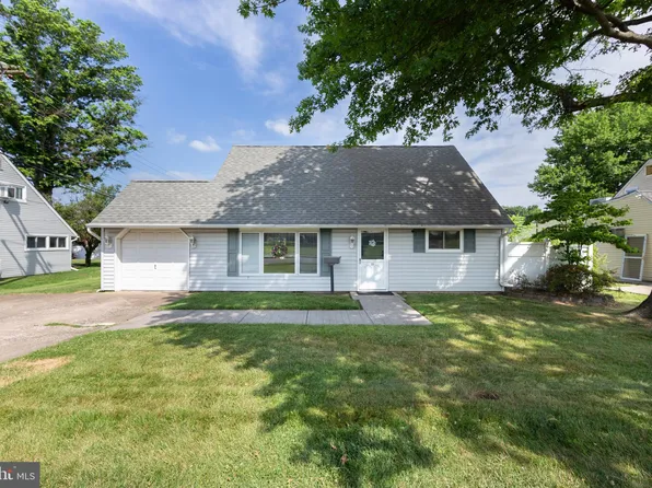35 Harmony Rd, Levittown, PA 19056