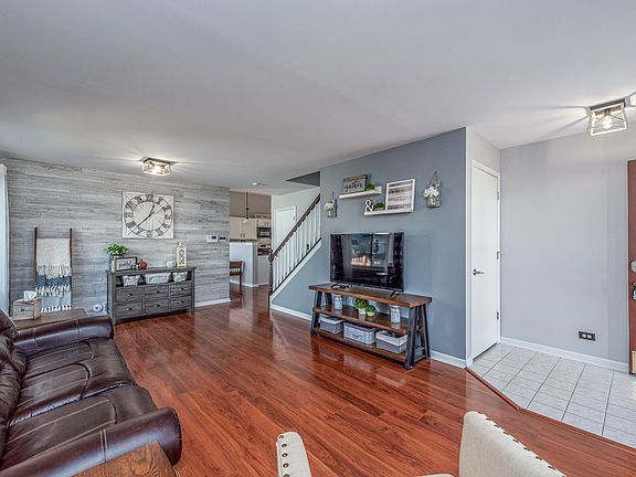 3rd image of 5390 Lansbury Cir