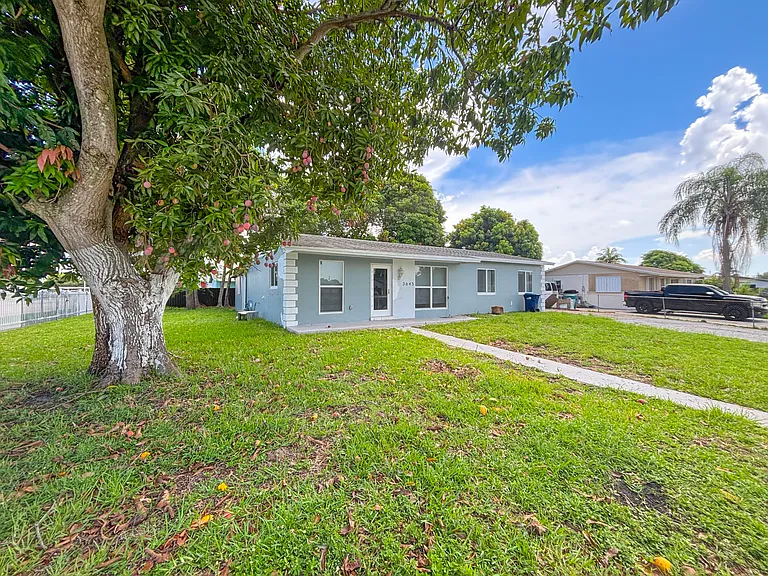 3645 NW 195th Ter — Photo 27