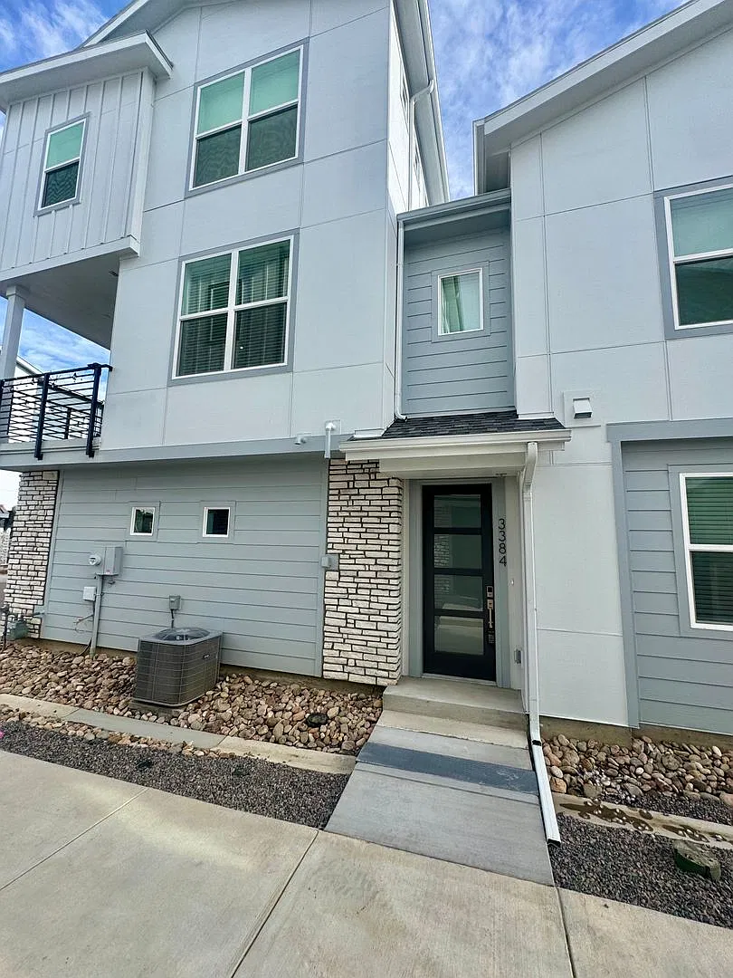 NEW construction 3 bedroom luxury townhome — Photo 3