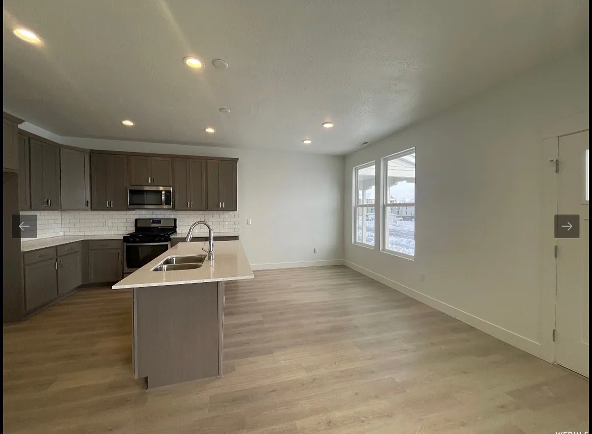 3 bed, 2.5 bath, 1580 sqft, $2,400 — Photo 4